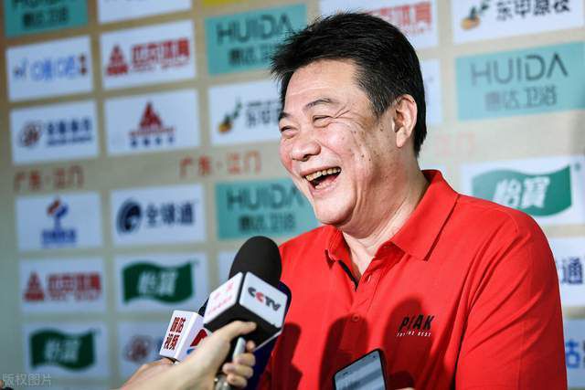 《邮差》中，表现豆豆偷窥别人信件志忑不安的心境时，画面上只有豆豆脸的特写，而且只有脸是亮色的。